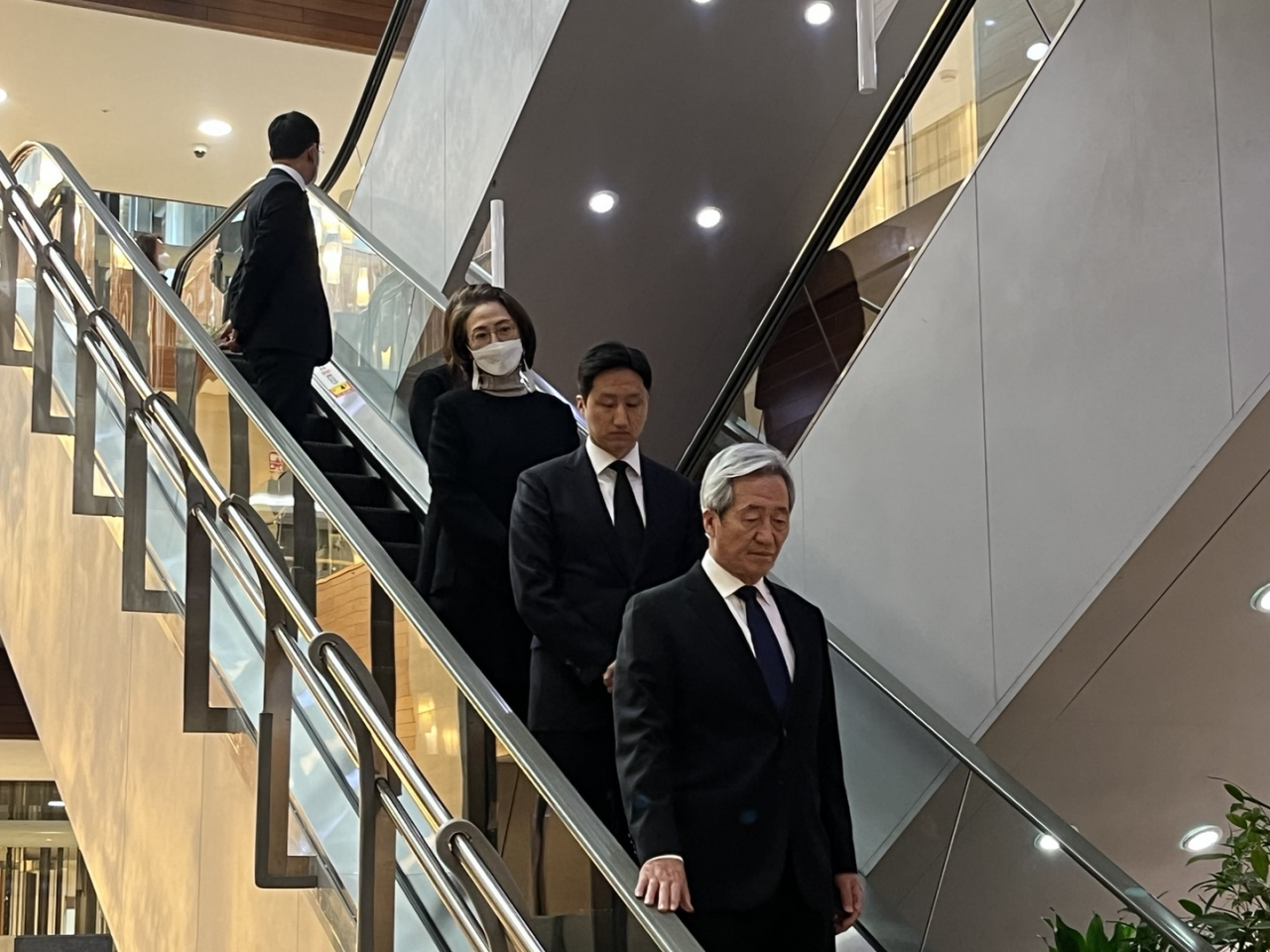 정몽준 아산재단 이사장과 정기선 HD현대 부회장이 31일 고(故) 조석래 효성그룹 명예회장의 빈소가 마련된 서울 서대문구 신촌세브란스병원 장례식장에 도착했다. [공동취재단]