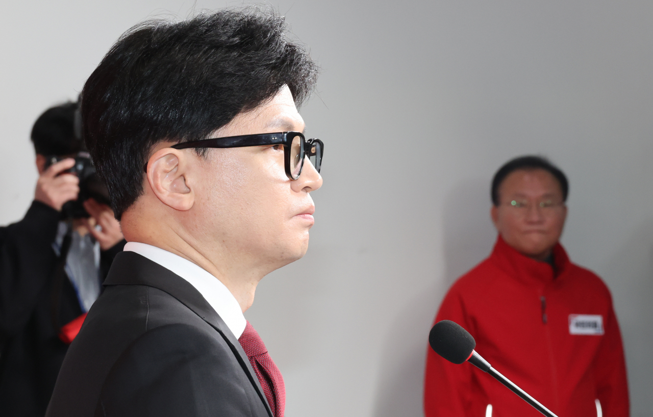 한동훈 국민의힘 비상대책위원장이 27일 여의도 당사에서 현안 관련 기자회견을 하고 있다. 오른쪽은 윤재옥 원내대표. [연합]