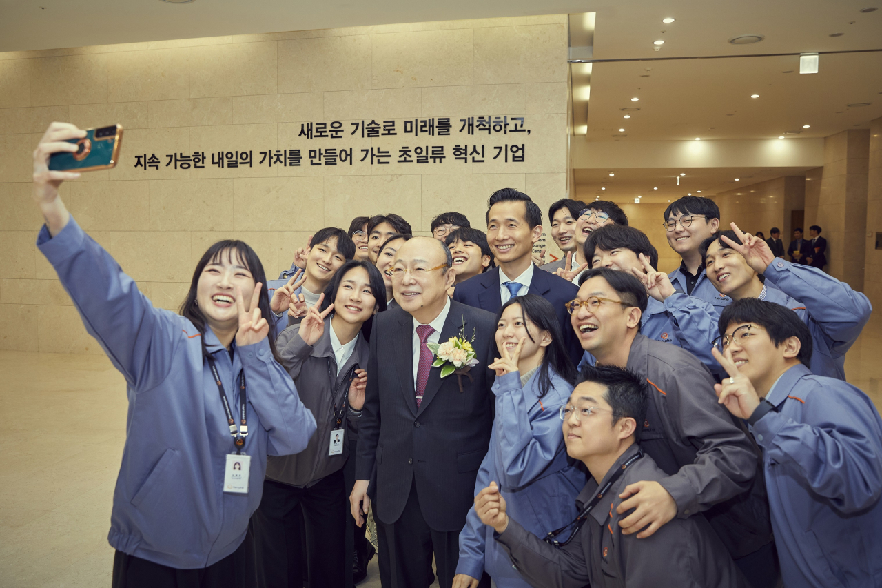 김승연(앞줄 왼쪽 세번째) 한화그룹 회장이 김동관(두번째 줄 오른쪽 세번째) 부회장과 함께 지난달 29일 한화에어로스페이스 대전 R&D센터를 방문해 연구원들과 셀프카메라(셀카) 촬영을 하고 있다. [한화 제공]