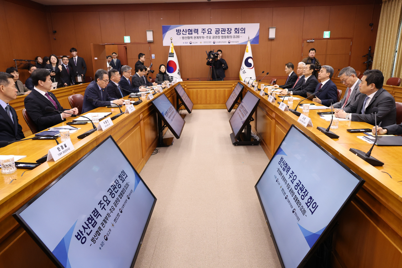방산협력 주요 공관장들이 지난달 28일 오전 서울 종로구 외교부에서 열린 방위산업협력 주요 공관장 회의에 참석하고 있다. [연합]