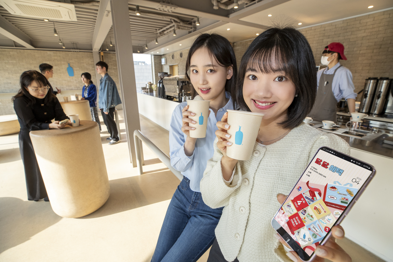 KT 모델들이 서울 삼청동 블루보틀 삼청 카페에서 KT 멤버십 ‘달.달.혜택’ 4월 프로모션을 소개하고 있다. [KT 제공]