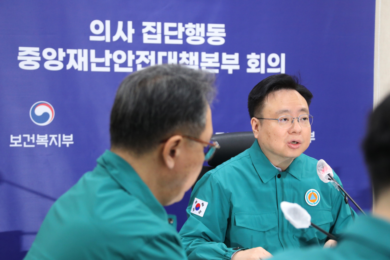 조규홍 ‘의사 집단행동 중앙재난안전대책본부(중대본)’ 제1차장(보건복지부 장관)이 1일 오전 정부세종청사에서 열린 중대본 회의를 주재하고 있다.[연합]