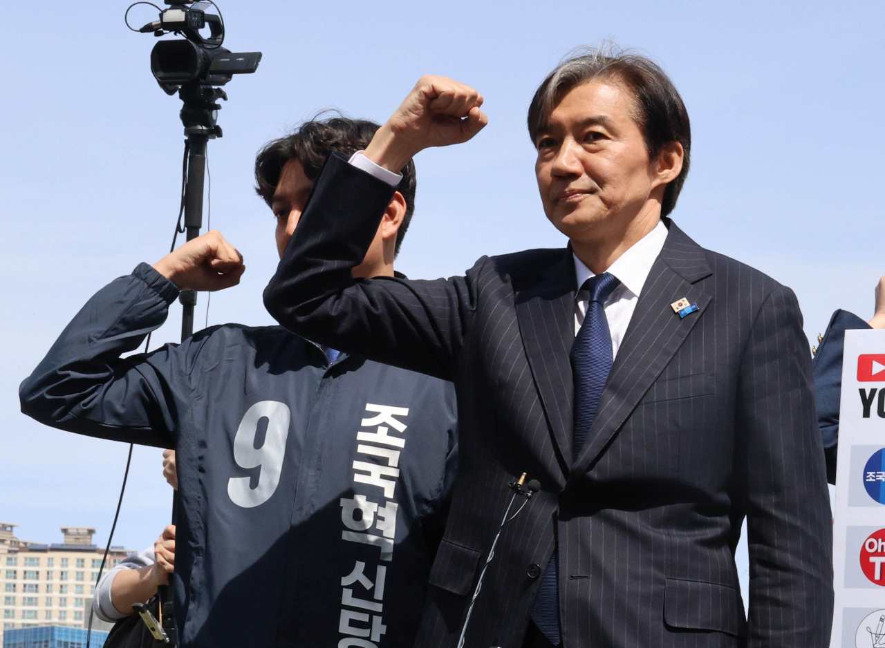 조국 조국혁신당 대표가 31일 경남 창원시 성산구를 찾아 이번 4·10 총선의 중요성을 강조하며 결의를 다지고 있다. [연합]