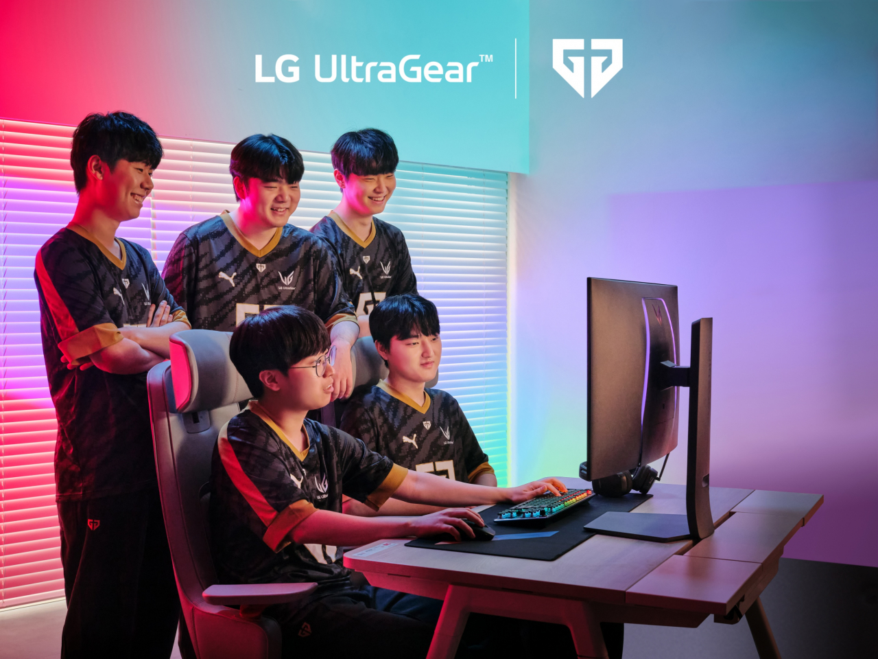 LG전자와 파트너십을 맺은 젠지 이스포츠 소속 리그오브레전드 선수단이 ‘LG 울트라기어(UltraGearTM)’ 올레드 게이밍 모니터 신제품을 체험하는 모습.[LG전자 제공]