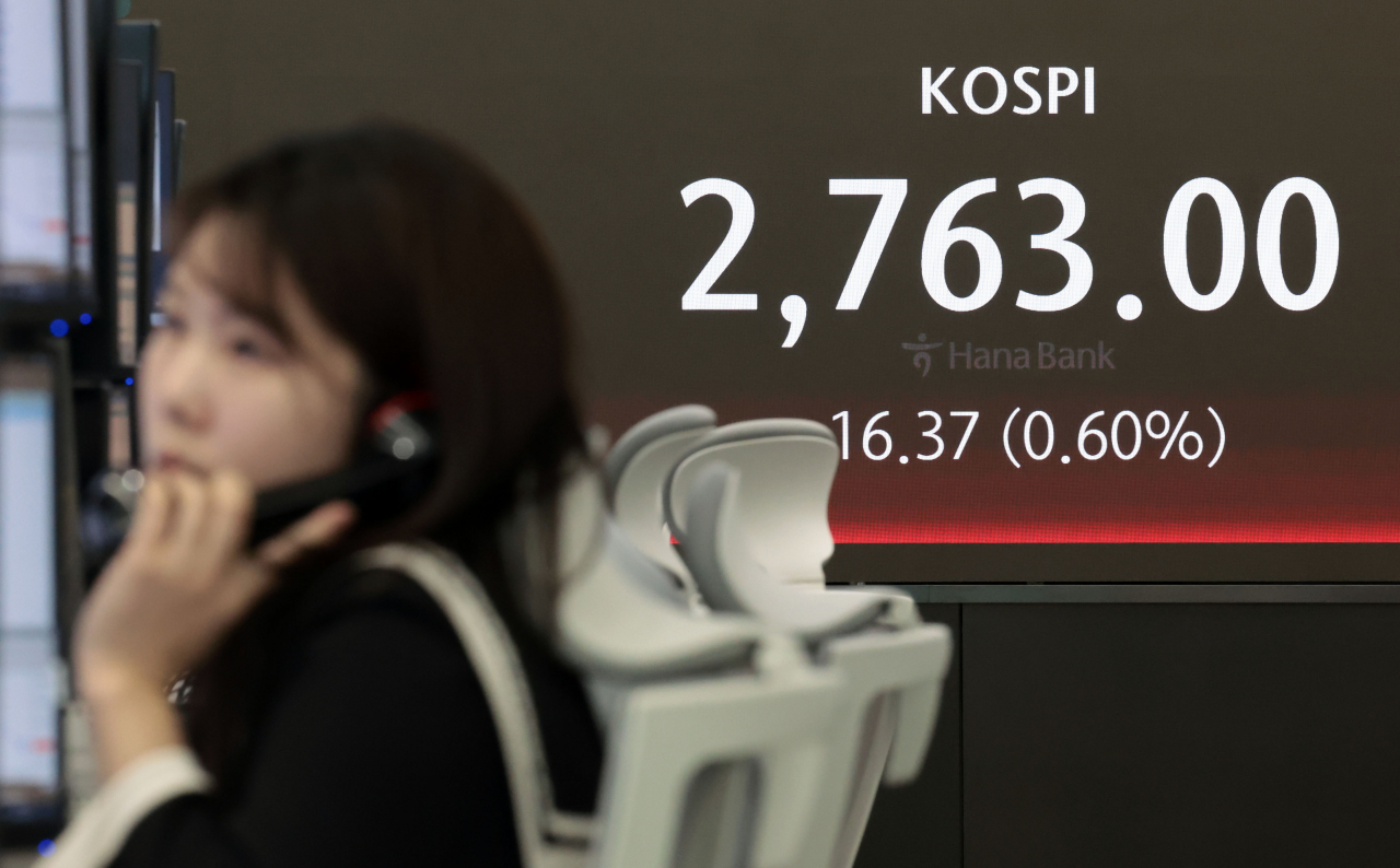 1일 오전 서울 중구 하나은행 본점 딜링룸 전광판에 코스피 지수 등이 표시되고 있다. 이날 코스피 지수는 전 거래일 대비 19.61포인트 오른 2766.24에, 코스닥은 4.12포인트(0.45%) 오른 909.62에 개장했다. 연합뉴스