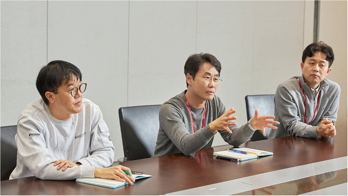 SK하이닉스 탄소관리위원회의 소재 재활용 분과 송환욱(왼쪽부터) TL, 송부섭 팀장, 정용준 TL이 소재 재활용 기술과 관련해 회의하고 있다. [SK하이닉스 제공]