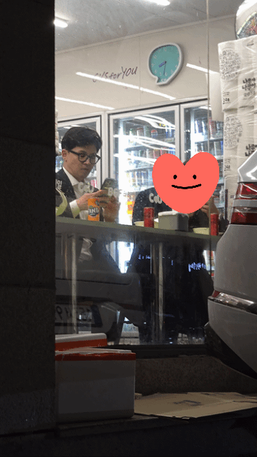 편의점에서 컵라면으로 저녁 식사를 한동훈 국민의힘 비상대책위원장. [온라인 커뮤니티]