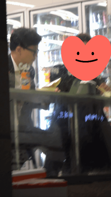 편의점에서 컵라면으로 저녁 식사를 한동훈 국민의힘 비상대책위원장. [온라인 커뮤니티]