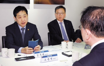 김주현 금융위원장이 1일 오전 서울 중구 컨퍼런스하우스 달개비에서 은행연합회장, 지주계열 은행장 및 광주은행장과 개최한 간담회에서 발언하고 있다. [금융위원회 제공]