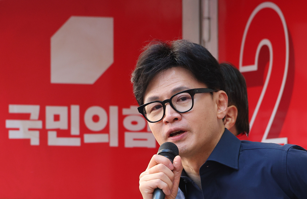 한동훈 국민의힘 비상대책위원장 겸 총괄 선거대책위원장이 1일 부산 사상구 사상역 앞에서 김대식(부산 사상구) 후보의 지지를 호소하고 있다. [연합]