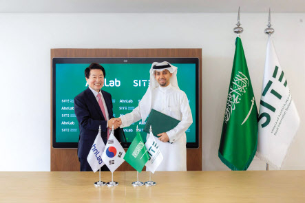 강석균(왼쪽) 안랩 대표와 사드 알라부디 SITE 최고경영자(CEO)가 합작법인 설립 계약을 체결한 후 악수하고 있다. [안랩 제공]