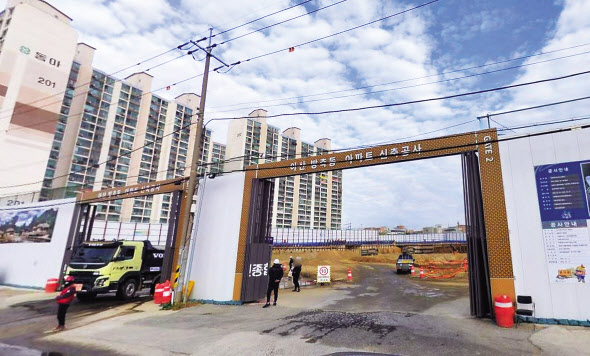 지난 1월 공사가 중단된 충남 아산 방축동 ‘아르니 퍼스트’ 현장 입구 [네이버 거리뷰]