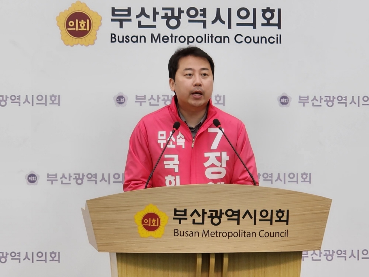 무소속 장예찬 부산 수영구 후보가 1일 오전 부산시의회 브리핑룸에서 기자회견을 열고 국민의힘 정연욱 후보에게 ‘조건 없는’ 단일화를 제안하고 있다. [사진=임순택 기자]