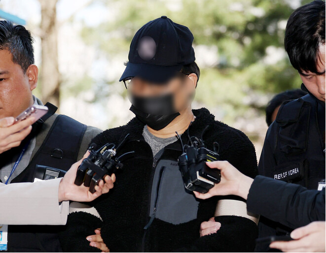 전국 4·10 총선 투표소에 몰래 들어가 불법 카메라를 설치한 혐의를 받는 40대 유튜버가 지난 31일 오후 구속 전 피의자 심문(영장실질심사)을 받기 위해 인천지법으로 들어서는 모습[연합]