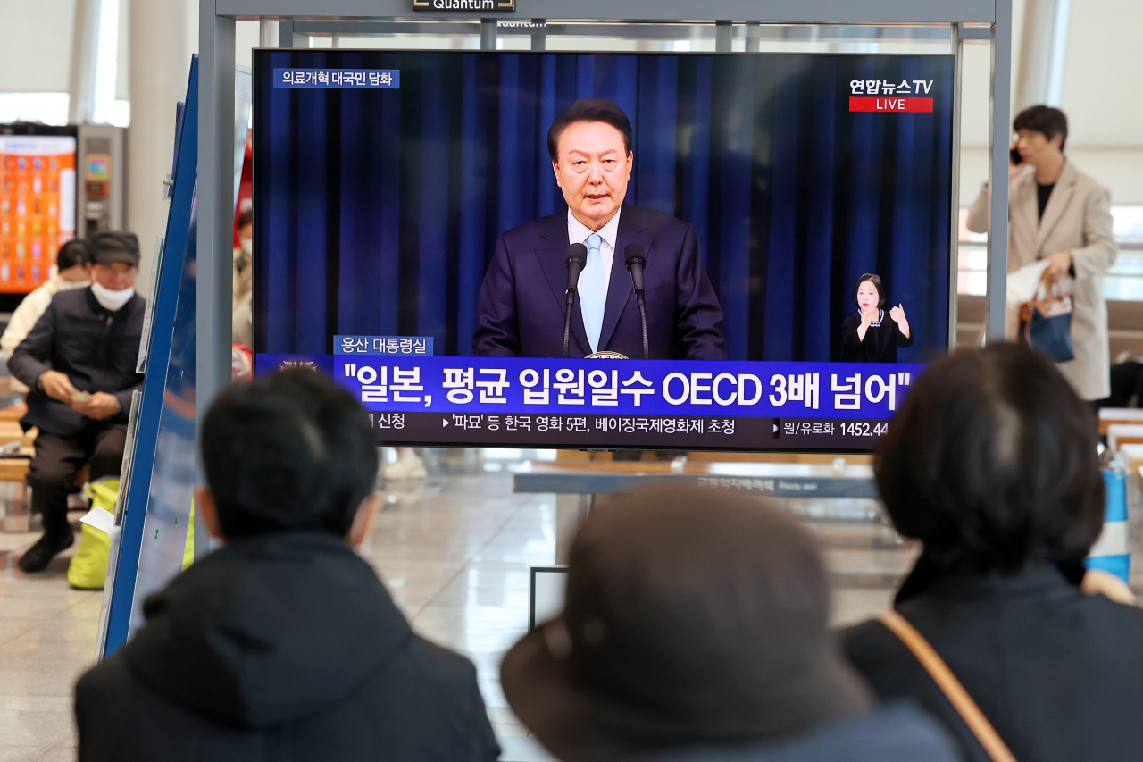 1일 오전 광주송정역에서 시민들이 윤석열 온라인카지노추천의 대국민 담화 발표를 시청하고 있다. [연합]