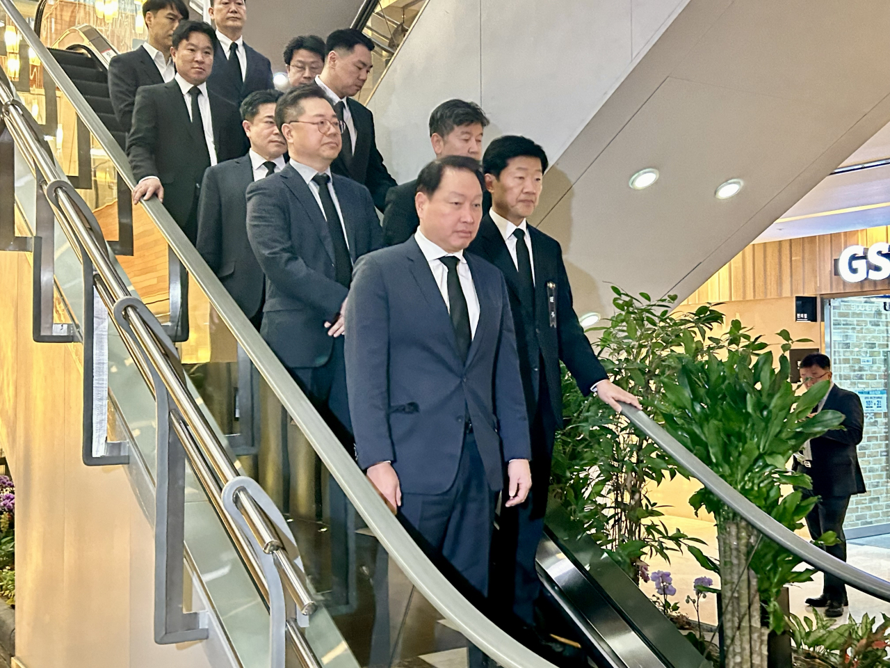 대한상공회의소 회장을 맡고 있는 최태원(왼쪽) SK그룹 회장이 1일 우태희 효성중공업 사장의 안내로 서울 신촌세브란스병원 장례식장에 마련된 고 조석래 효성그룹 명예회장 빈소를 찾았다. [김은희 기자]