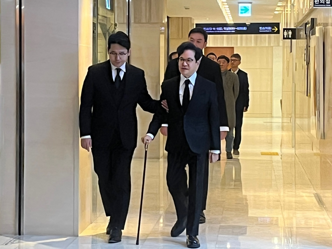 이재현(오른쪽) CJ그룹 회장이 1일 오전 서울 신촌세브란스병원 장례식장에 마련된 고 조석래 효성그룹 명예회장 빈소를 찾았다. [공동취재단]