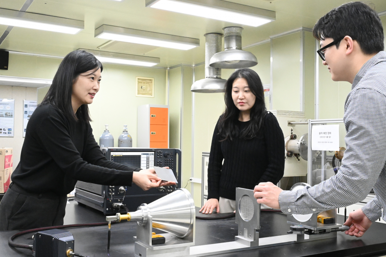 “스텔스·자율주행차 오작동 방지”… 재료硏, 전자파 흡수소재 국산화 성공