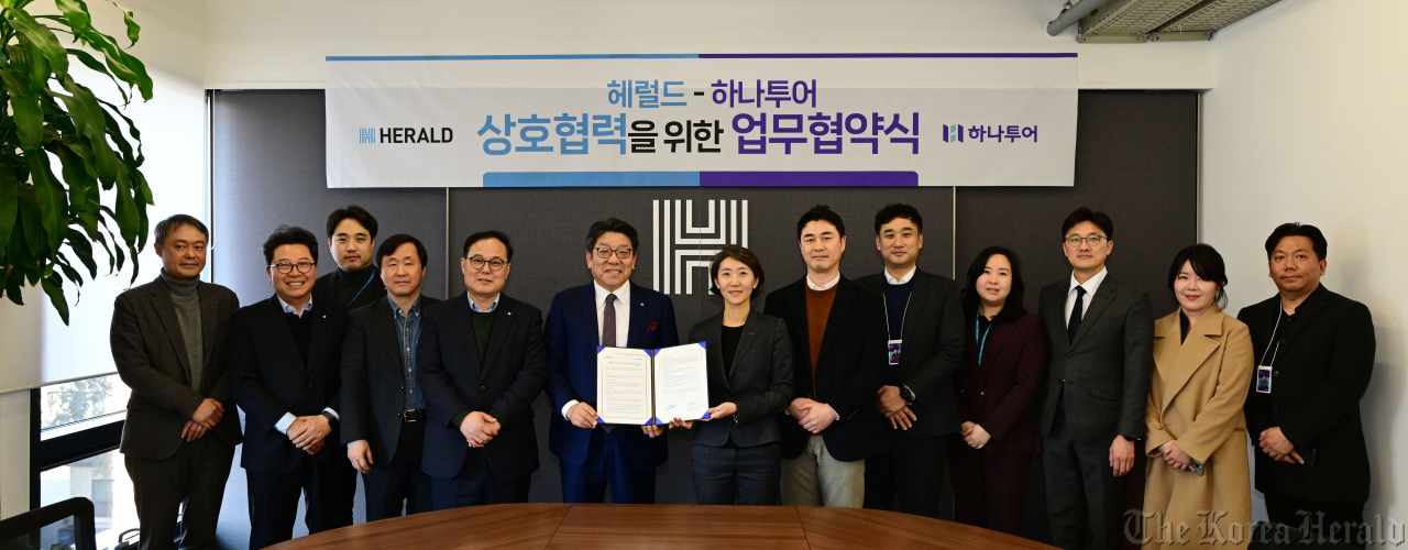 지난달 14일 서울 용산구 헤럴드스퀘어에서 최진영(왼쪽에서 여섯 번째) 헤럴드 대표와 송미선(왼쪽에서 일곱 번째) 하나투어 대표가 업무협약(MOU)을 체결하고 있다. 하나투어 측에서는 송미선 대표, 류양길 영업본부장, 서민구 영업기획지원부서장, 이민규 특판영업팀장, 박형주 수석, 박정하 수석 등이 참석했다. 헤럴드 측에서는 최진영 대표, 신용배 KH총괄 상무, 정희제 KH마케팅국장, 홍길용 포럼사업국장 등이 참석했다. 박해묵 기자