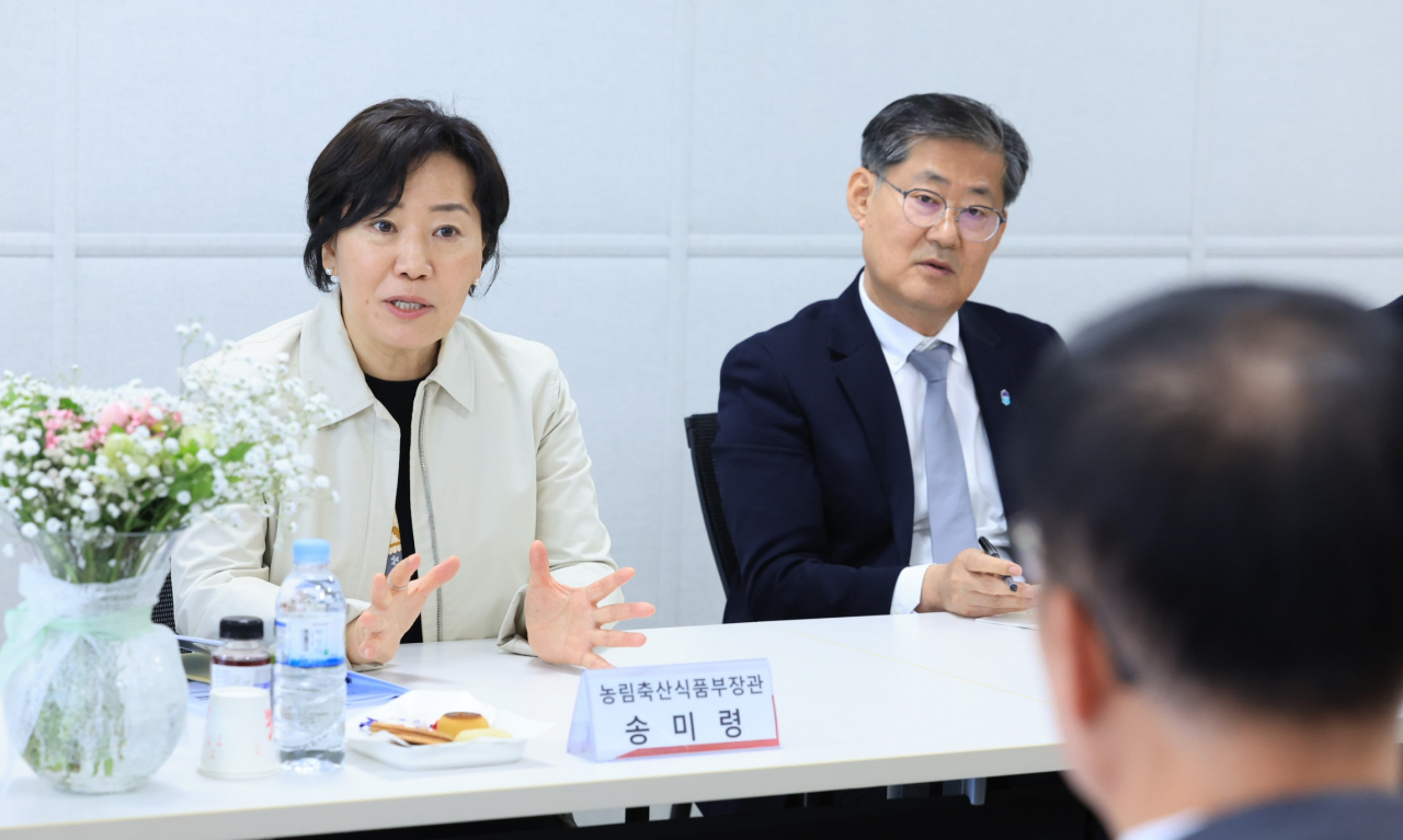 송미령 농림축산식품부 장관이 1일 충북 음성군 소재 육가공품 제조공장을 방문해 주요 육가공업체들과 간담회를 하고 있다. [연합]