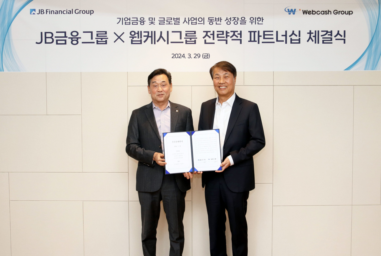 김기홍(왼쪽) JB금융그룹 회장, 석창규(오른쪽) 웹케시그룹 회장이 29일 전략적 투자 및 협략 강화 등의 내용을 담은 파트너십을 체결했다. [웹케시그룹 제공]