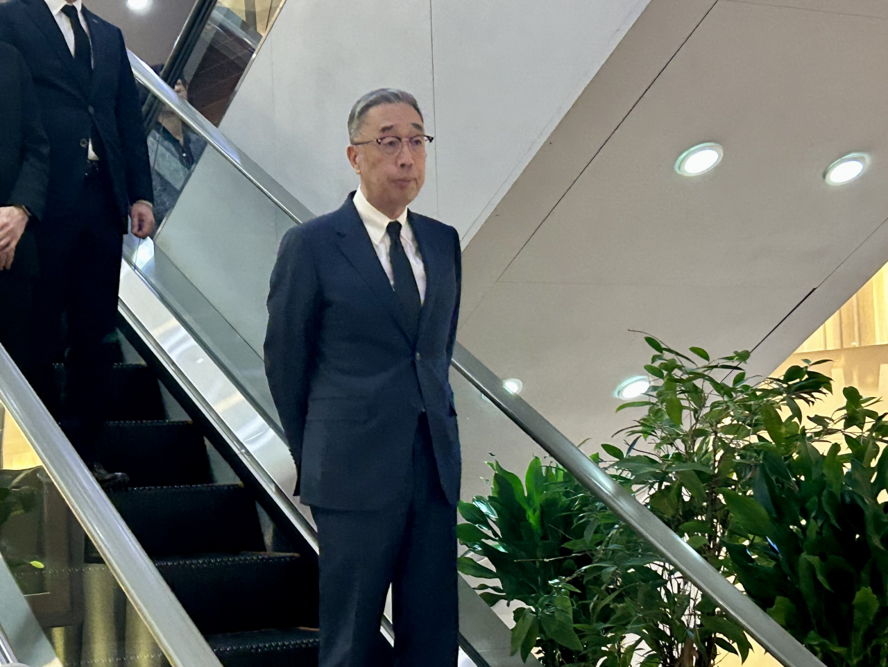 박지원 두산그룹 부회장이 1일 오후 서울 신촌세브란스병원 장례식장에 마련된 고 조석래 효성그룹 명예회장 빈소를 찾았다. [김은희 기자]