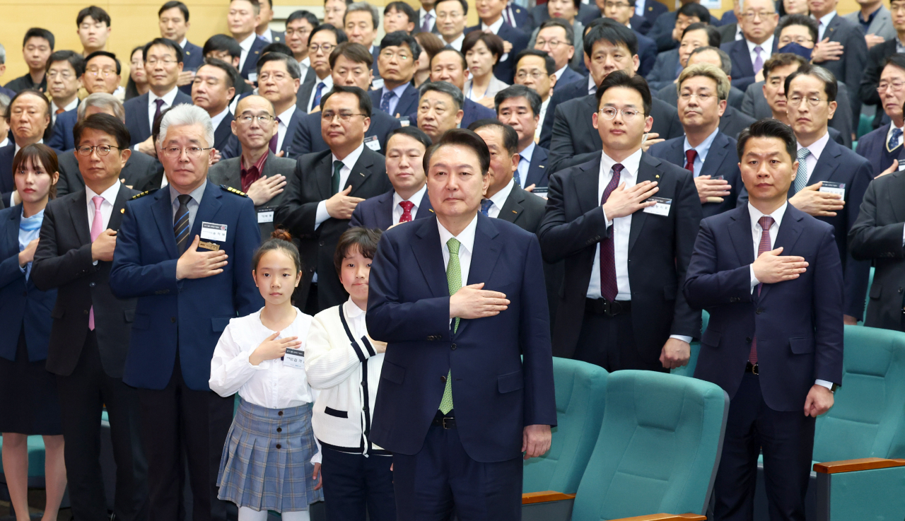 윤석열 대통령이 1일 대전 동구 한국철도공사(코레일) 본사에서 열린 고속철도(KTX) 개통 20주년 기념식에서 국기에 경례하고 있다. [연합]
