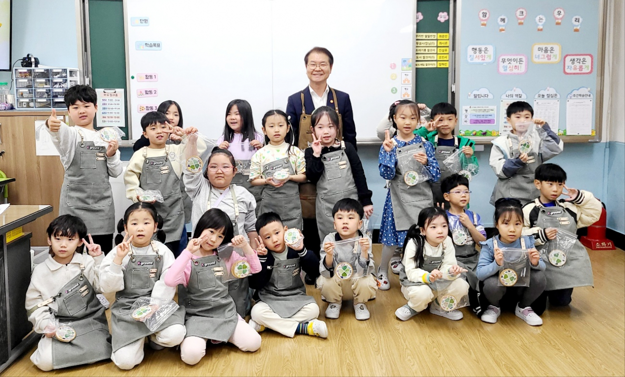 1일 경기도 수원 수원초등학교를 찾아 '늘봄학교' 일일교사로 참여한 이정식 고용노동부 장관이 수업 후 초등학생들과 기념사진을 촬영하며 미소짓고 있다. [고용노동부 제공]