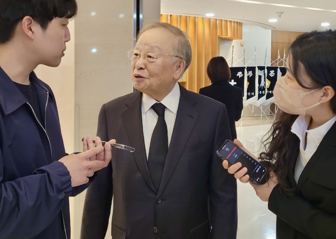 손경식 한국경영자총협회 회장이 1일 서울 신촌세브란스병원 장례식장에 마련된 고 조석래 효성그룹 명예회장 빈소를 조문한 뒤 취재진의 질문에 답하고 있다. [공동취재단]