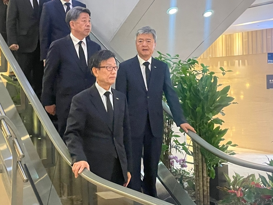 윤진식 한국무역협회 회장이 1일 오후 서울 신촌세브란스병원 장례식장에 마련된 고 조석래 효성그룹 명예회장 빈소를 찾았다. [공동취재단]
