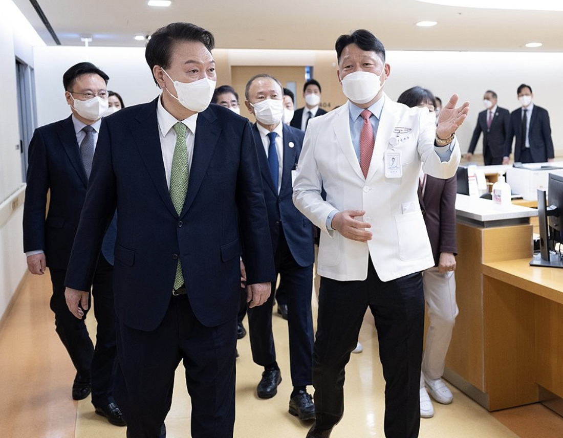 윤석열 대통령이 1일 대전 유성구 유성선병원을 찾아 병원장과 함께 수술 참관실로 이동하고 있다. [대통령실 제공]