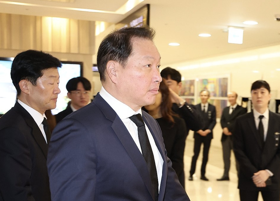 최태원 SK그룹 회장이 1일 오후 서울 서대문구 세브란스병원 장례식장에 마련된 고(故) 조석래 효성그룹 명예회장 빈소로 향하고 있다. [연합]
