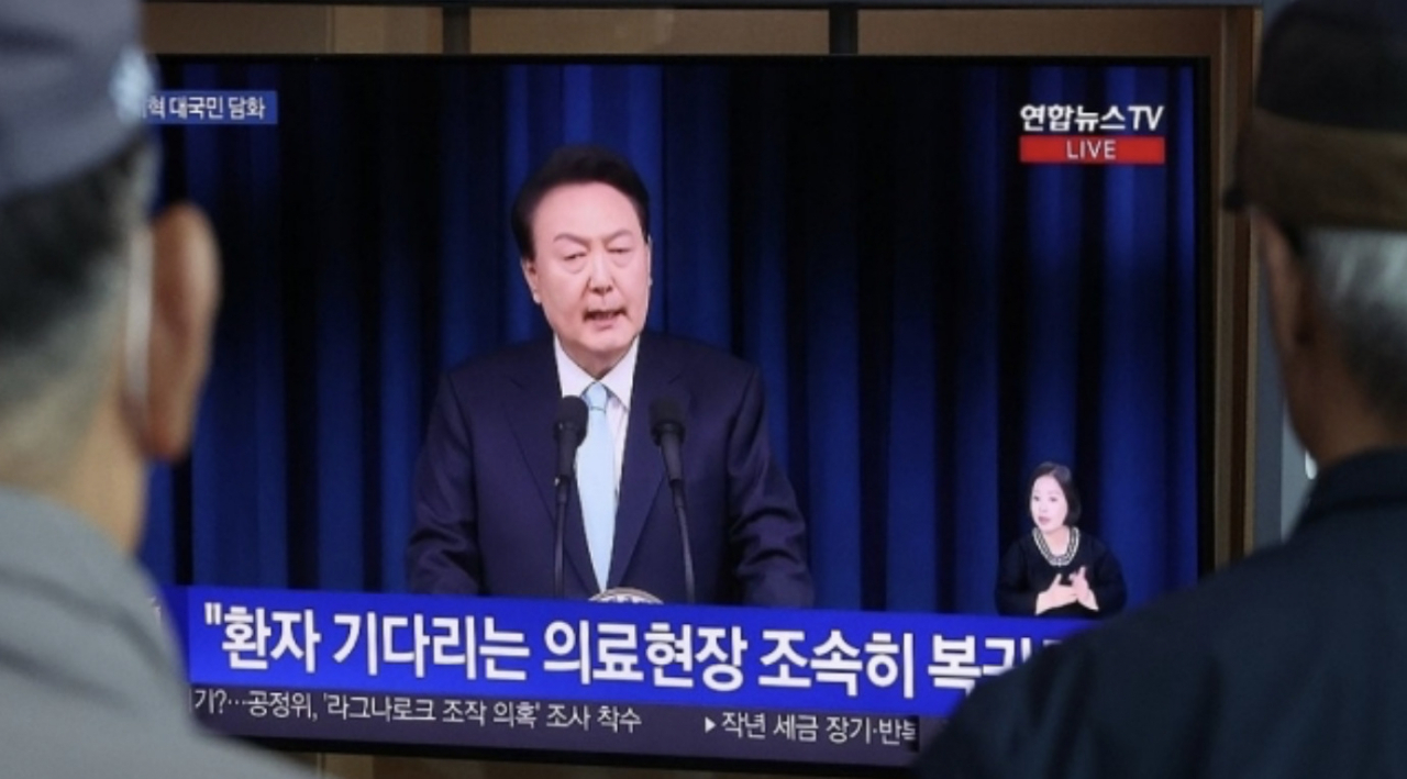 1일 오전 서울역 대합실에서 시민들이 의과대학 증원을 비롯한 의료 개혁과 관련한 윤석열 대통령의 대국민 담화를 지켜보고 있다. [연합]