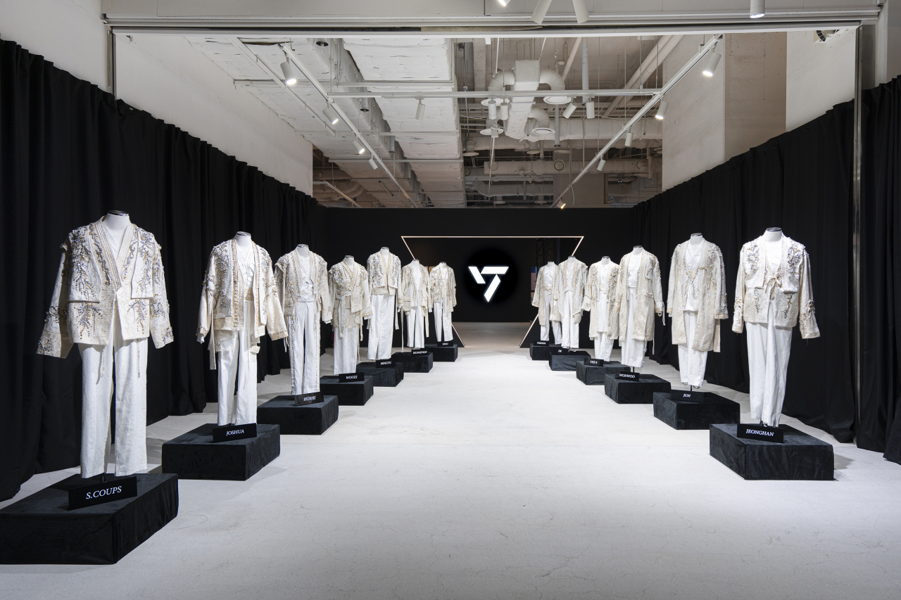 ‘세븐틴 ‘팔로우’ 더 시티 인천/서울(SEVENTEEN ‘FOLLOW’ THE CITY INCHEON/SEOUL)’ 일환으로 열린 사진전 [하이브 제공]