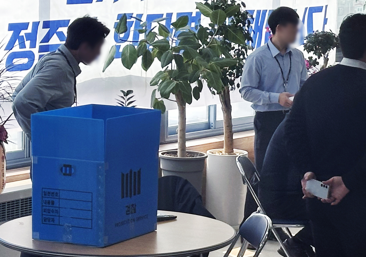 3월 6일 오전 광주 북구갑 더불어민주당 정준호 국회의원 후보 선거 사무실에서 검찰 압수수색이 이뤄지고 있다. 정 후보는 경선 과정에서 불법 전화방을 운영한 의혹으로 고발당했다.[연합]