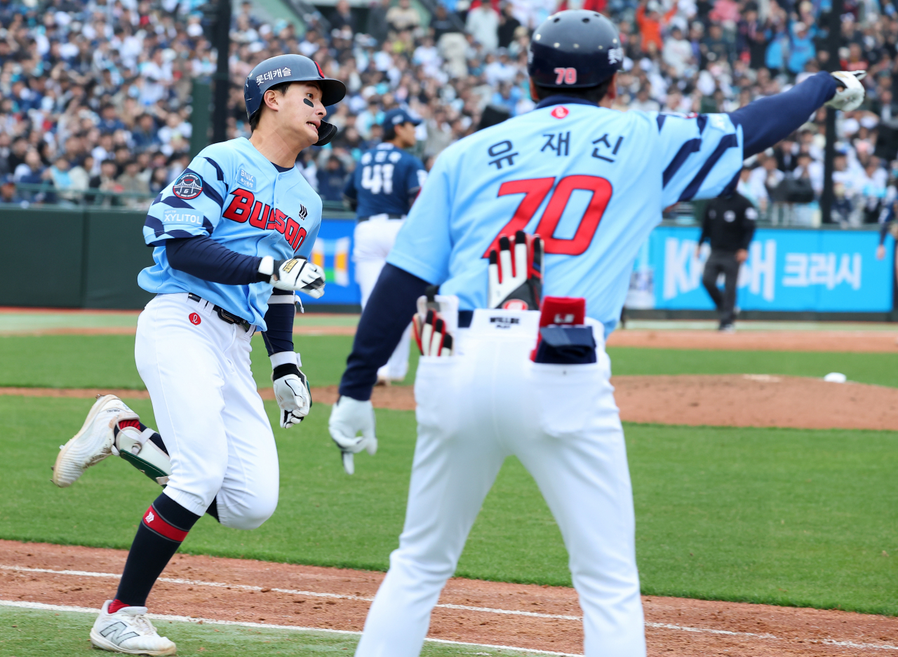 31일 오후 부산 사직야구장에서 열린 프로야구 롯데자이언츠와 NC다이노스 경기. 7회말 롯데 윤동희가 무사 1,2루 상황에서 1타점 2루타를 치고 주루하고 있다. [연합]