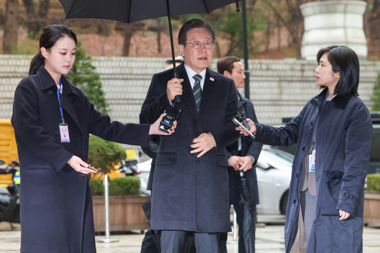 이재명 더불어민주당 대표가 지난달 29일 서울 서초구 서울중앙지법에서 열린 ‘대장동 배임·성남FC 뇌물’ 관련 1심 속행 공판에 출석하며 취재진에 입장을 밝히고 있다. [연합]