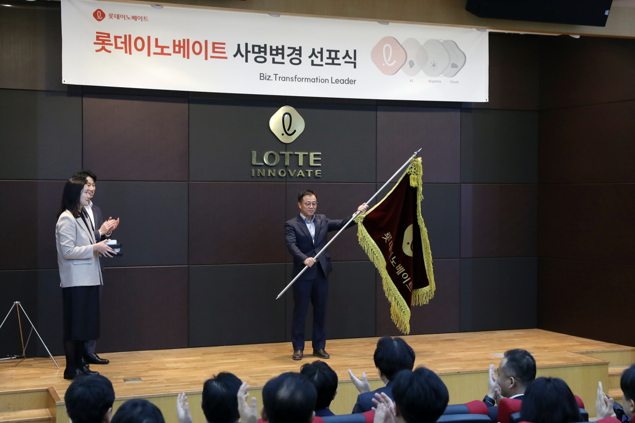 고두영 롯데이노베이트 대표가 새로운 사기(社旗)를 펼쳐 보이고 있다. [롯데이노베이트 제공]