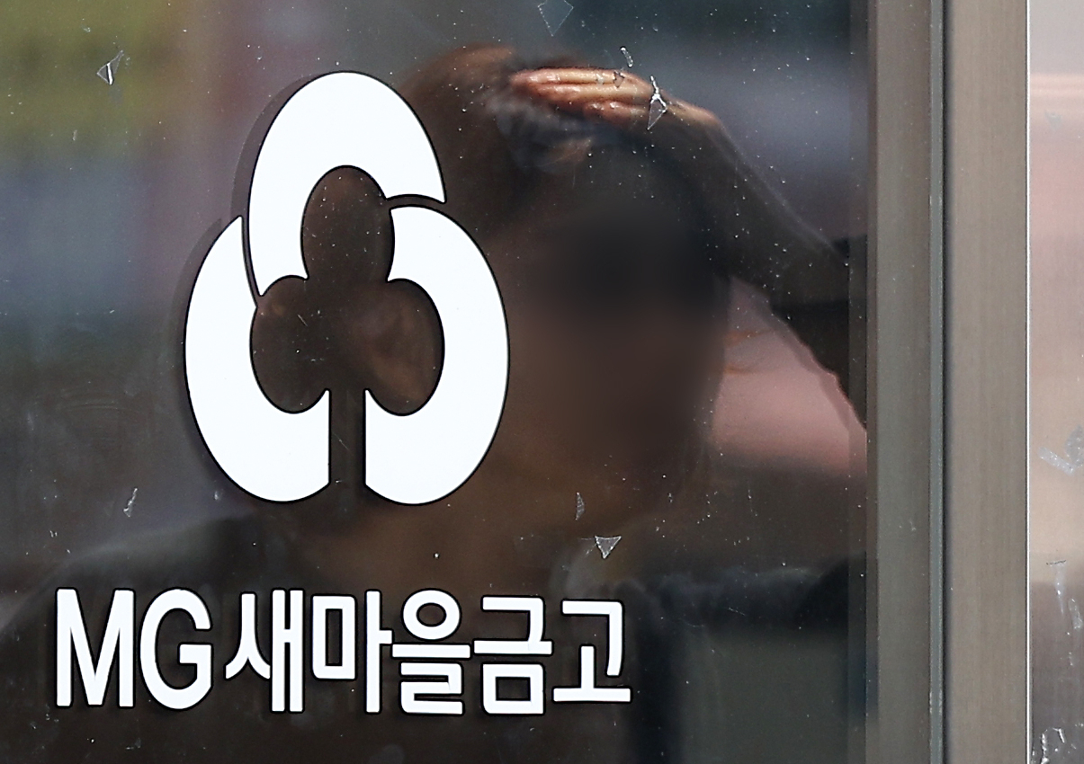 1일 대구 수성새마을금고에서 새마을금고중앙회의 양문석 더불어민주당 경기 안산갑 후보 자녀의 '편법 대출 의혹' 현장검사가 진행되고 있는 가운데 한 시민이 새마을금고를 들여다보고 있다. [연합]