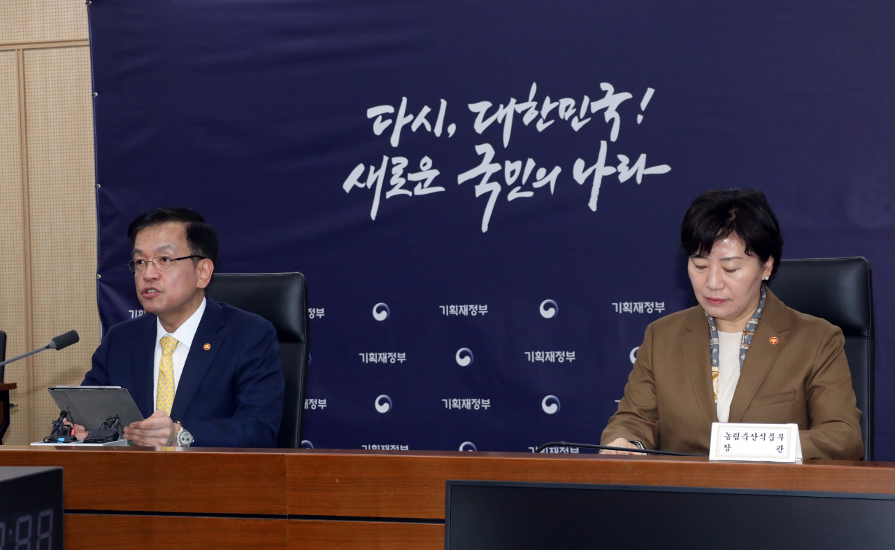 최상목 부총리 겸 기획재정부 장관이 2일 오전 정부세종청사 중앙동 대회의실에서 열린 물가관계장관회의를 주재하고 있다. 오른쪽은 송미령 농림축산식품부 장관 [연합]