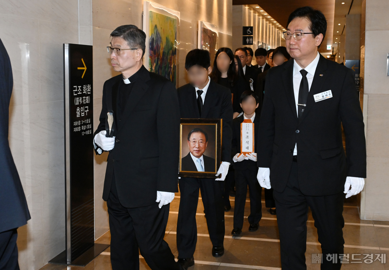 조석래 효성 명예회장 발인일인 2일 오전 빈소가 차려졌던 서울 신촌세브란스 병원에서 유가족들이 고인의 영정사진을 들고 이동하고 있다. 이상섭 기자