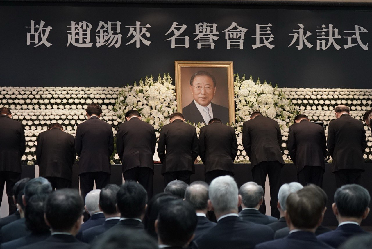 2일 서울시 마포구 효성 본사에서 진행된 고(故) 조석래 효성그룹 명예회장 영결식에서 임직원들이 묵념하고 있다. [효성 제공]