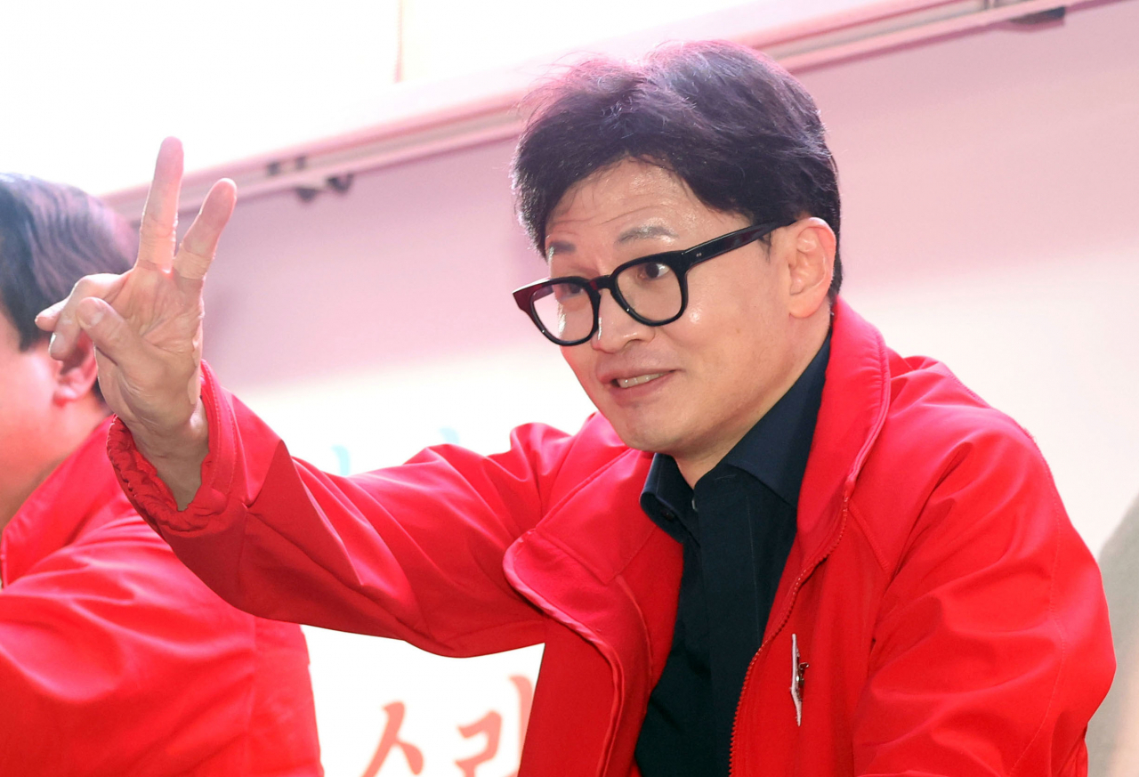 한동훈 국민의힘 비상대책위원장이 1일 오후 경남 창원시 성산구 반송시장을 찾아 지지를 호소하고 있다. [연합]