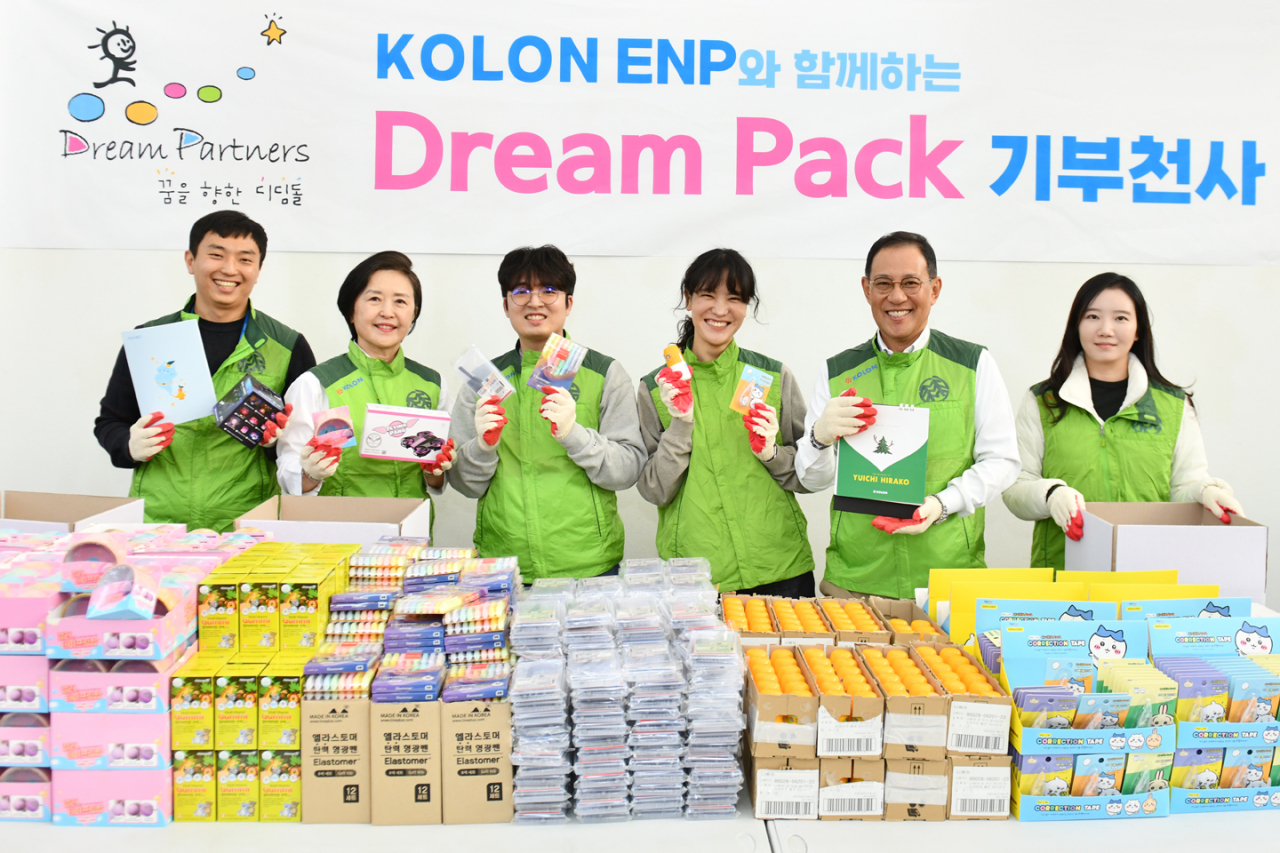 서창희(왼쪽 두번째) 코오롱사회봉사단 이사장과 허성(오른쪽 두번째) 코오롱ENP 대표가 2일 과천 코오롱타워에서 '드림팩 기부천사 캠페인'에 참가한 봉사단원, 코오롱ENP 임직원들과 함께 기념촬영을 하고 있다. [코오롱 제공]