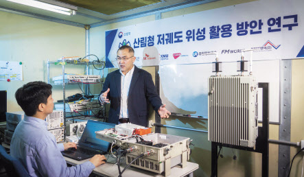 SK텔레콤 연구원들이 위성 기반 무선 백홀에 자사의 소형 기지국을 결합하는 연구를 진행하고 있다. [SK텔레콤 제공]