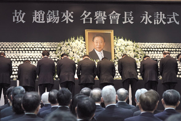 2일 서울시 마포구 효성그룹 본사에서 진행된 고(故) 조석래 효성그룹 명예회장 영결식에서 임직원들이 묵념하고 있다. [효성그룹 제공]
