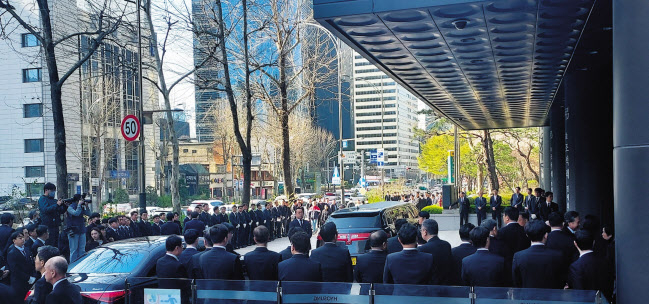 조석래 효성그룹 명예회장 영결식이 끝난 직후 직원들이 서울 마포구 본사 정문 앞에 도열하고 있다. [효성그룹 제공]