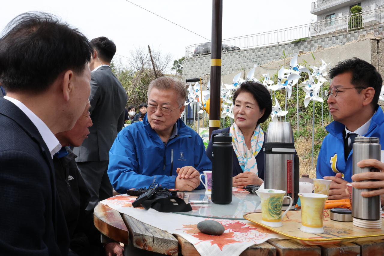 2일 오전 울산 동구 성세빈 선생 생가를 찾은 문재인 전 대통령과 김태선 더불어민주당 후보가 성 선생 친손자 성낙진씨와 대화를 나누고 있다. [연합]
