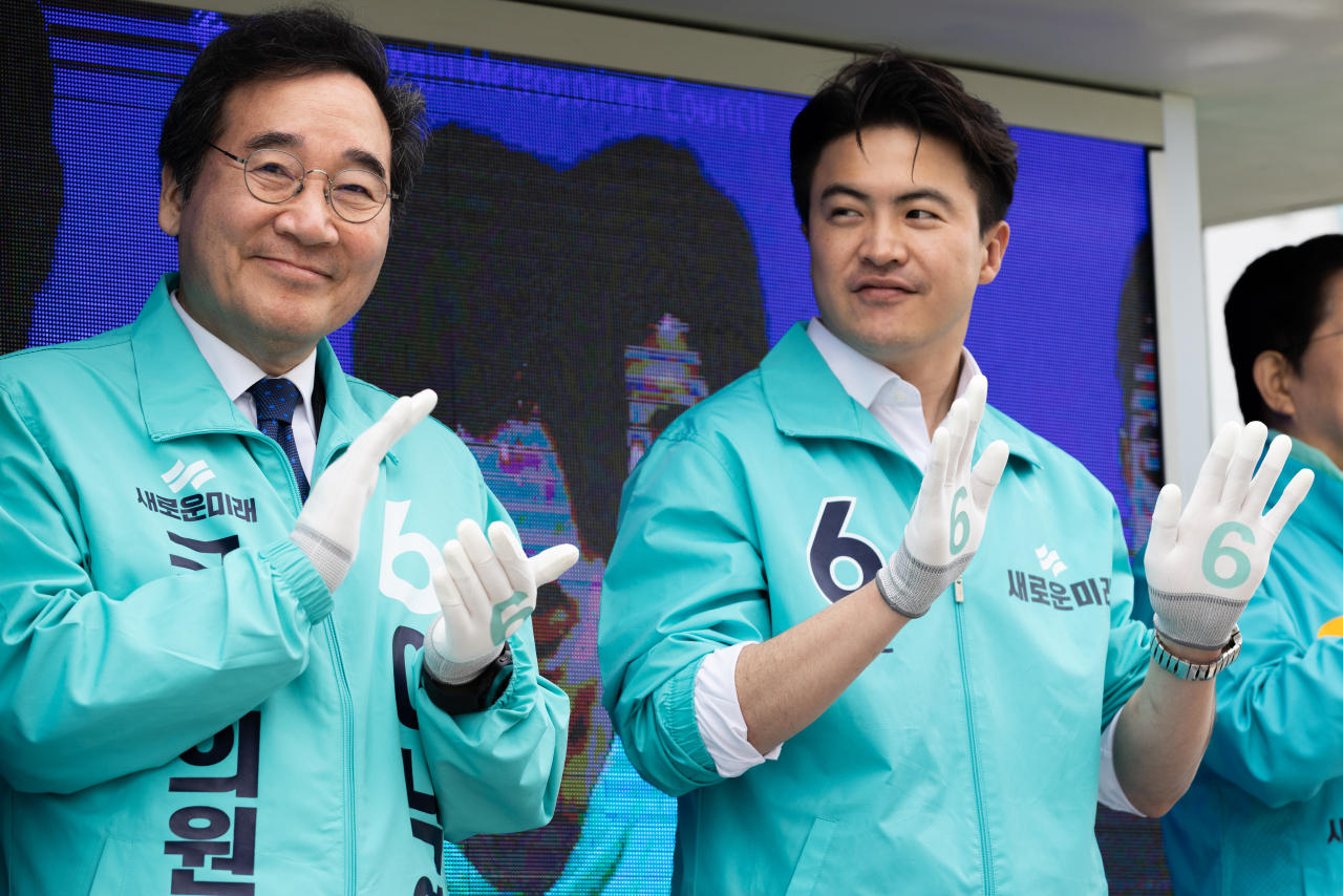 4·10 총선 공식 선거운동 첫 주말인 3월 30일 오전 광주 광산을에 출마한 새로운미래 이낙연 후보(왼쪽)가 오영환 총괄 선대위원장과 함께 광주송정역 앞에서 유세차량에 올라 지지를 호소하고 있다.[연합]