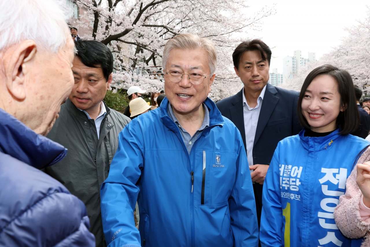문재인 전 대통령이 2일 오후 울산 남구 삼호동 궁거랑길을 찾아 더불어민주당 남구 출마자 전은수 후보와 함께 시민에게 인사하고 있다. [연합]